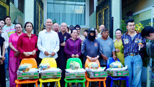 Ưng Hoàng Phúc phát gạo cho người nghèo trong ngày sinh nhật