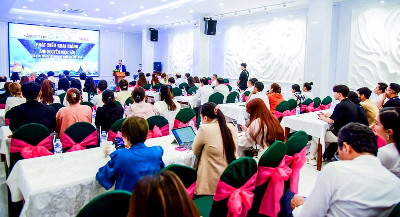 5-001-1507-1 Ông Nguyễn Ngọc Tấn - Chủ tịch CLB Du lịch Doanh nhân trẻ Việt Nam phát biểu tại lễ khai giảng.