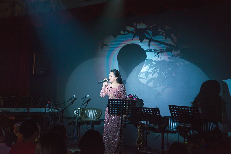 Ca sĩ Hồng Phượng tái hiện màn song ca với NSƯT Vũ Linh tại đêm nhạc riêng