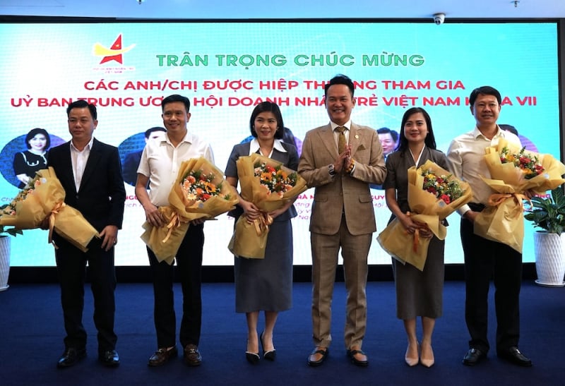 dsc06699-1914 Ông Đặng Hồng Anh cùng các ông, bà được hiệp thương tham gia Uỷ ban Trung ương Hội Doanh nhân trẻ Việt Nam khoá VII