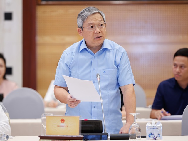 Thiếu tướng Hoàng Anh Tuyên - người phát ngôn Bộ Công an trả lời báo chí.