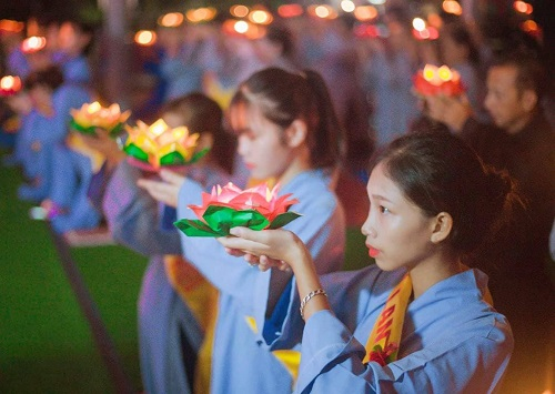 Mùa “Vu Lan báo hiếu”, dâng hoa, dâng đèn cầu an, cầu siêu cho cha mẹ. Ảnh: Internet