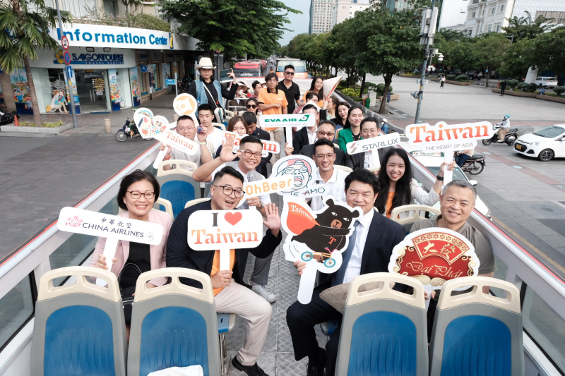 z4626265566372_d348c25fa1280d0f609c075fd7fcb4ea-2042 Khách mời tham quan trung tâm thành phố trên xe buýt 2 tầng, nhằm giới thiệu và quảng bá hình ảnh của du lịch Đài Loan đến người dân TP.HCM