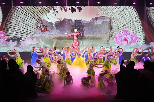 “Thành phố Hồ Chí Minh sôi động”