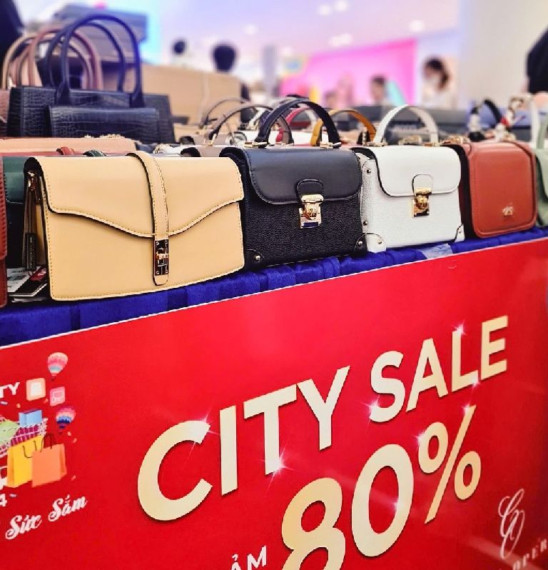 Khuyến mãi đến 80%, người dân TP.HCM kéo đi ‘săn’ nước hoa, giày dép…