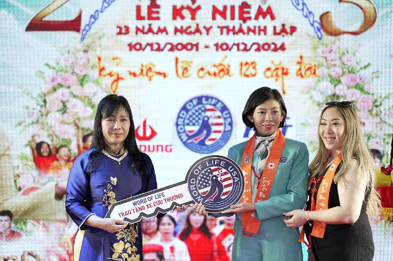 Trung tâm Nhân đạo Quê Hương Kỷ niệm ngày cưới của 123 cặp đôi
