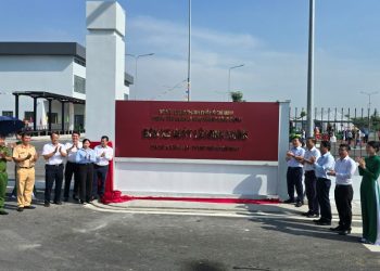 Bến xe buýt Lê Minh Xuân vừa được khánh thành