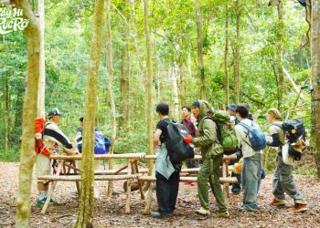 Đức Phúc bị hội anh em “ra rìa” giữa rừng, loạt biểu cảm gây cười chiếm sóng “Say Hi” Rực Rỡ